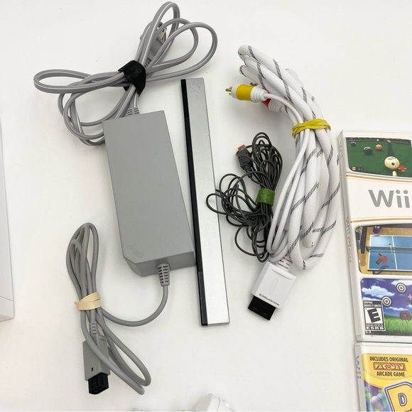 Nintendo Wii Console Bundle 2 Controllers + 2 Nunchuks + 2 Games TESTED - Picture 6 of 10